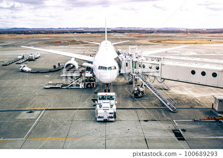 [北海道] 飛機在新千歲機場裝行李 100689293