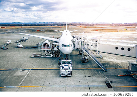 [北海道] 飛機在新千歲機場裝行李 100689295