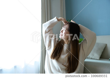 早上起床沐浴清晨陽光的女性 起床改善睡眠 良好的健康習慣 100689331