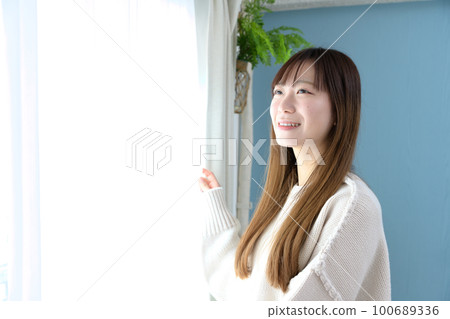 A woman who wakes up in the morning and bathes in the morning sun Wake up sleep improvement sleep sound health habits A woman who wakes up in the morning and bathes in the morning sun Wake up sleep improvement sleep sound health habits 100689336
