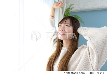 早上起床沐浴清晨陽光的女性起床改善睡眠健康習慣修整 100689341