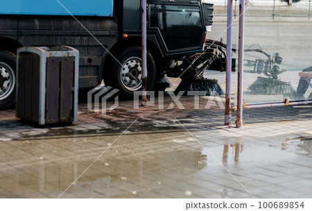 street cleaning machine. 100689854