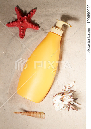 Summer sunscreen cream. Beach holiday cosmetics. 100690005