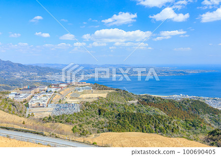 The view from the Jumonjibaru Observatory in winter, Beppu City, Oita Prefecture 100690405