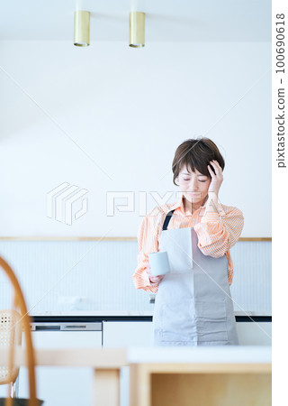 患有頭痛的圍裙的女人 患有頭痛的圍裙的女人 100690618