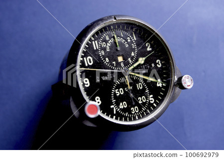 50 年代安裝在俄羅斯戰鬥機上的模擬時鐘 100692979