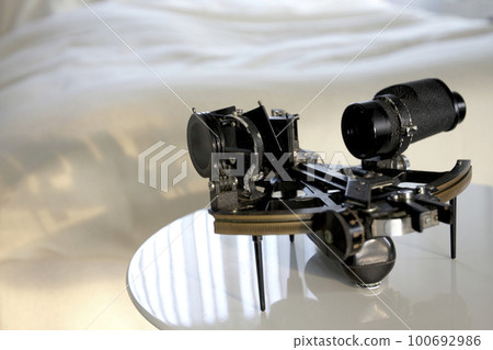Measuring instrument for navigation in the middle of the Showa era Image photo of an old sextant Measuring instrument for navigation in the middle of the Showa era Image photo of an old sextant 100692986