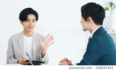 商人在辦公室談話 100693491