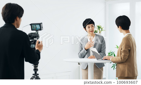 Interview recording cameraman 100693607