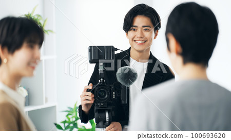 Interview recording cameraman 100693620