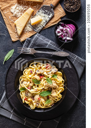 linguine Alfredo with Chicken, Mushroom in bowl linguine Alfredo with Chicken, Mushroom in bowl 100695056