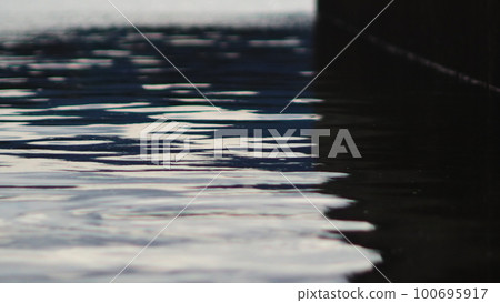 The water surface of the harbor reflecting cloudy weather 100695917