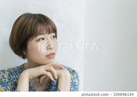 短髮的年輕女性憂心忡忡的思考形象 100696184