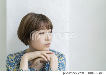 短髮的年輕女性憂心忡忡的思考形象 100696306