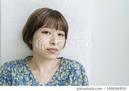 看著照相機的年輕女子肖像 100696958