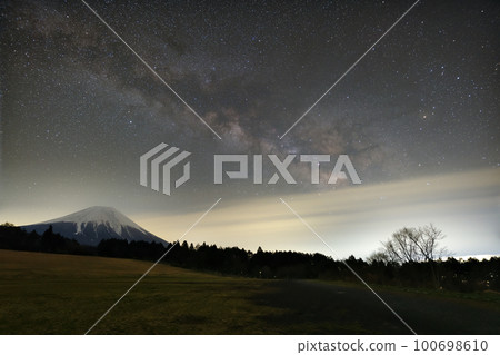 Fuji and the Milky Way in spring Fuji and the Milky Way in spring 100698610