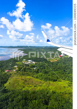 從飛機窗口看帛琉共和國的海景 100699335