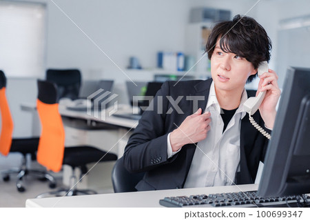 Businessman answering the phone 100699347