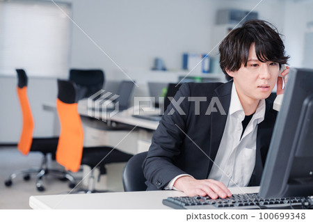 接電話的商人 100699348