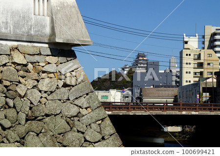 佐賀縣唐津市 唐津城周邊步行路線 從三之丸辰巳角樓到唐津城的景色 佐賀縣唐津市 唐津城周邊步行路線 從三之丸辰巳角樓到唐津城的景色 100699421