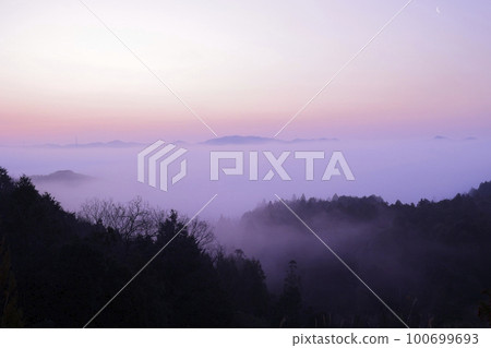 一輪彎月漂浮在日出的雲海中 一輪彎月漂浮在日出的雲海中 100699693