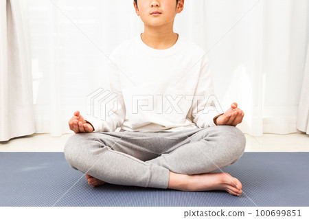 做瑜伽的男孩 做瑜伽的男孩 100699851