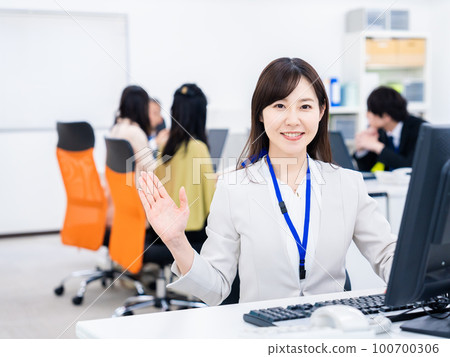 Business person making an introduction in the office 100700306