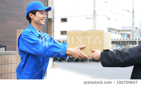 A worker who hands over a parcel Courier delivery staff 100700607