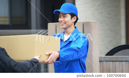 A worker who hands over a parcel Courier delivery staff A worker who hands over a parcel Courier delivery staff 100700608