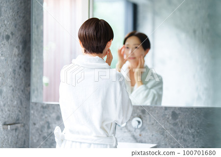 Luxurious bathroom 100701680
