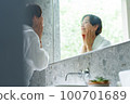 一個 40 多歲的女人穿著浴袍 100701689