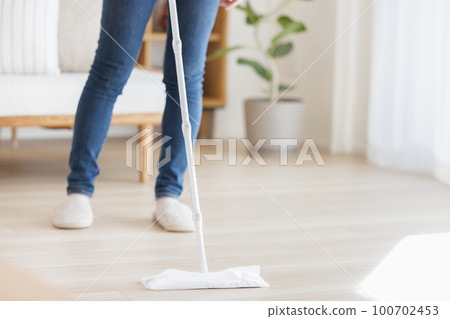 女人清洗地板 100702453