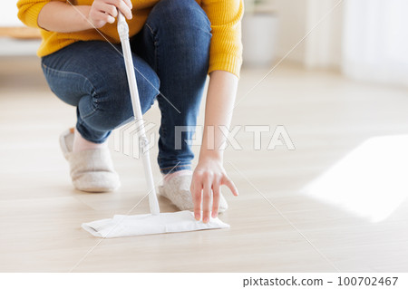 女人清洗地板 100702467