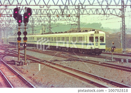 2400-type + 9000-type express arriving at Shin-Yurigaoka Station on the Odakyu Line, five years after opening, July 8, 1979 2400-type + 9000-type express arriving at Shin-Yurigaoka Station on the Odakyu Line, five years after opening, July 8, 1979 100702818