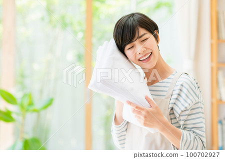 在客廳做家務的年輕女人 100702927