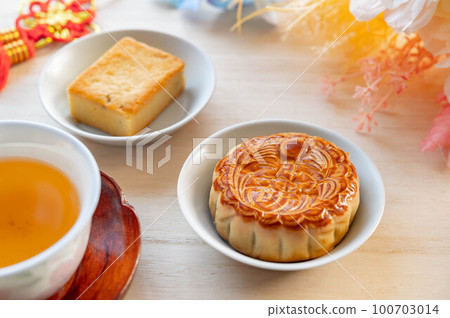 Jasmine tea and moon cake Jasmine tea and moon cake 100703014