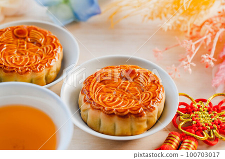 Jasmine tea and moon cake Jasmine tea and moon cake 100703017
