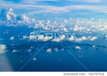 透過飛機窗戶看到的藍天白雲 100707526