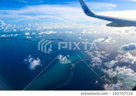 透過飛機窗戶看到的藍天白雲 100707528