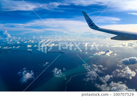 透過飛機窗戶看到的藍天白雲 100707529
