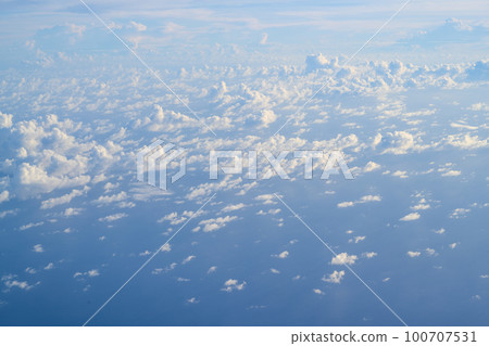 透過飛機窗戶看到的藍天白雲 100707531