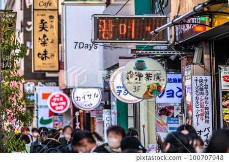 日本新大久保市中心區的東京城市景觀...... = 3月20日 100707948