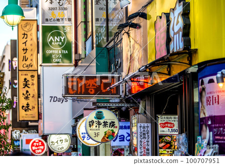 日本新大久保市中心區的東京城市景觀...... = 3月20日 100707951