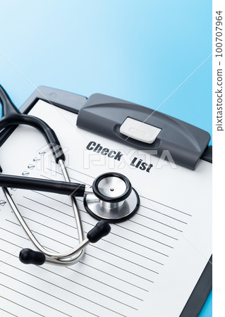 Stethoscope and check sheet blue back 100707964