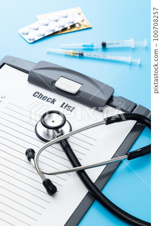 聽診器和檢查表藍背 聽診器和檢查表藍背 100708257