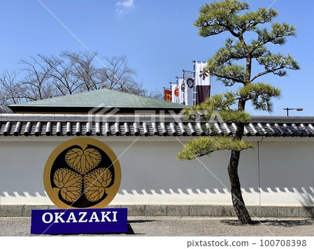德川家康家族徽章(蜀葵蜀葵)和德川四天神旗幟的紀念照片板<岡崎城正門內/愛知縣岡崎市> 德川家康家族徽章(蜀葵蜀葵)和德川四天神旗幟的紀念照片板<岡崎城正門內/愛知縣岡崎市> 100708398