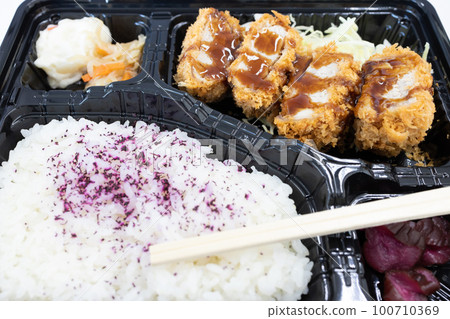 Delicious pork cutlet lunch Delicious pork cutlet lunch 100710369
