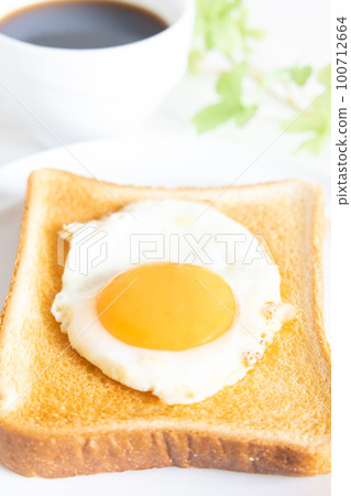 美味的煎蛋烤麵包和熱咖啡早餐 100712664