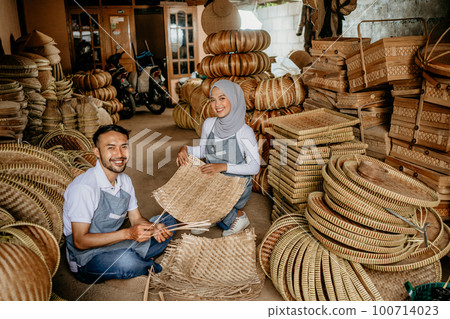 asian handicraft artist are working on their woven bamboo product 100714023