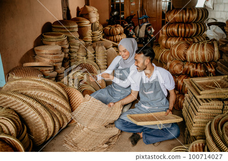 handicraft worker is weaving traditional bamboo products 100714027
